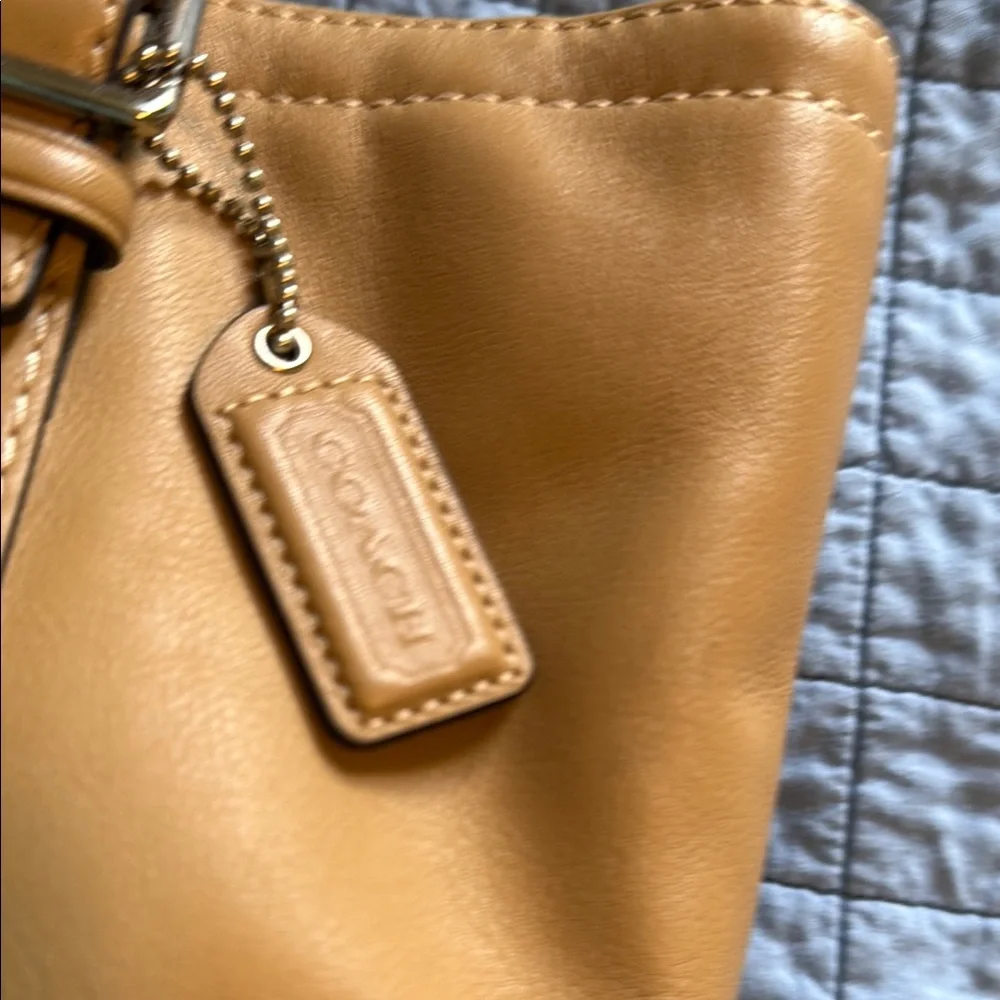 Coach Tan Leather Tote Bag with Reinforced Handles - Picture 4 of 9